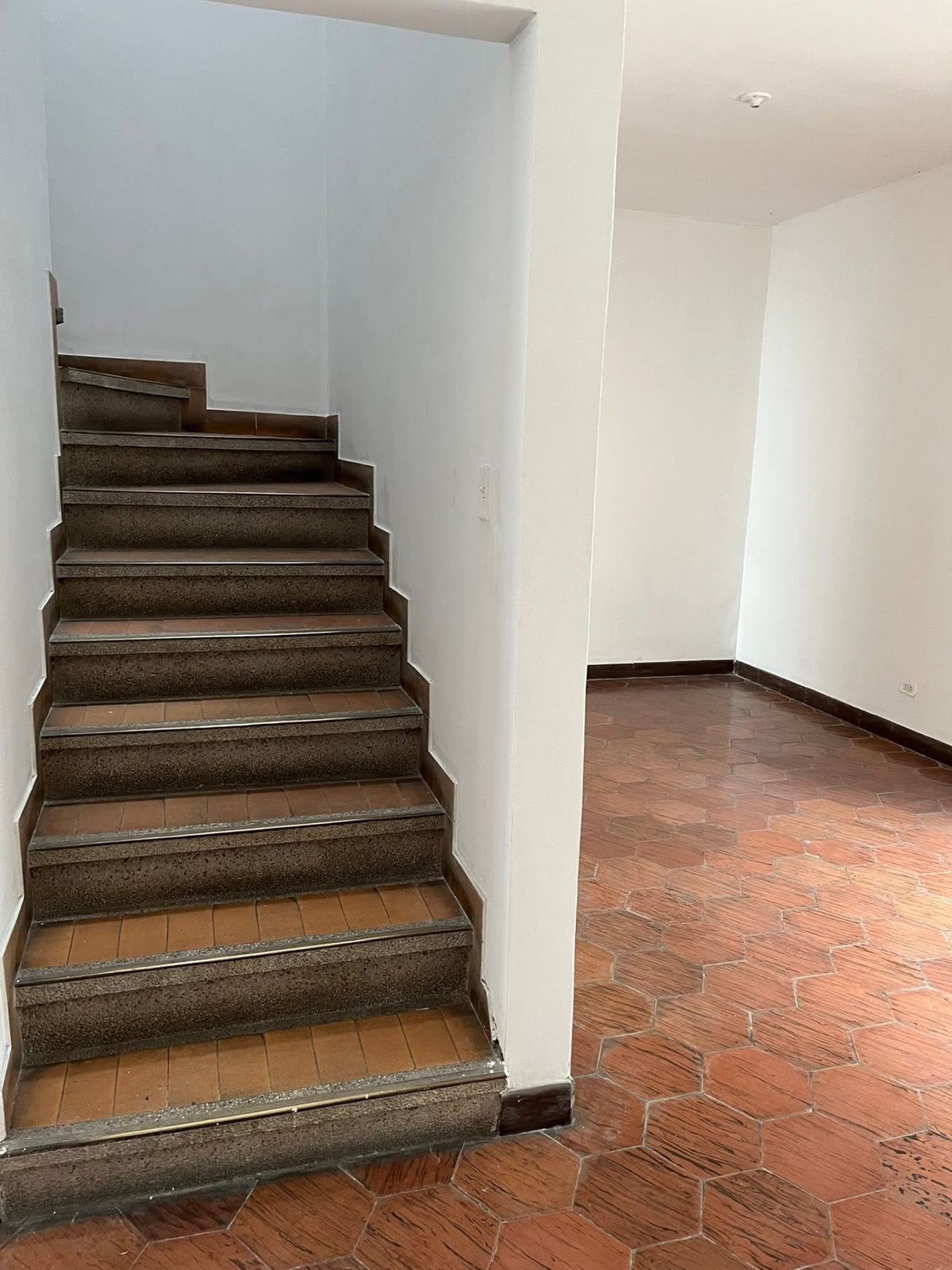 Casa-lote grande barrio las Américas  - Foto 6