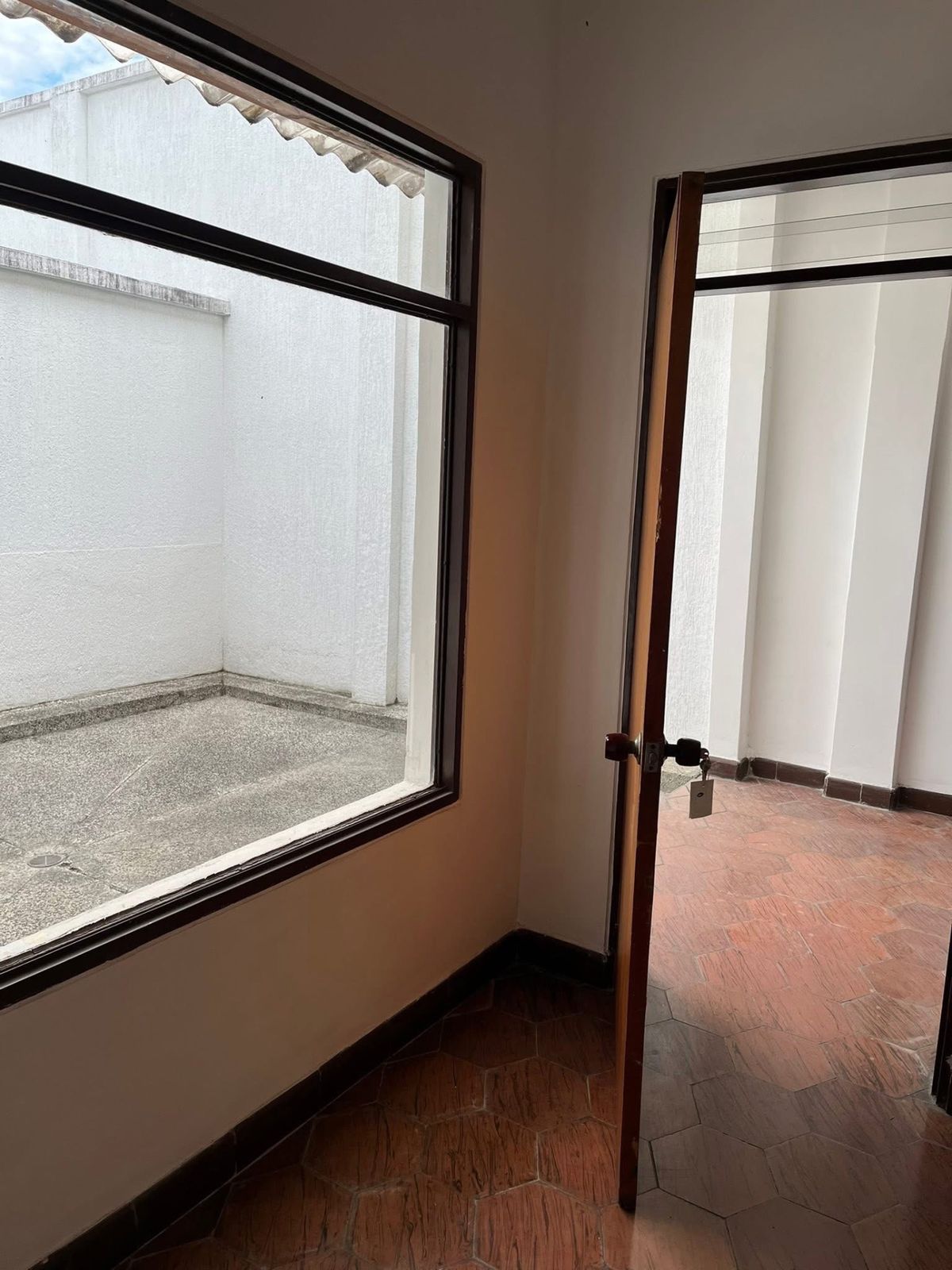 Casa-lote grande barrio las Américas  - Foto 11