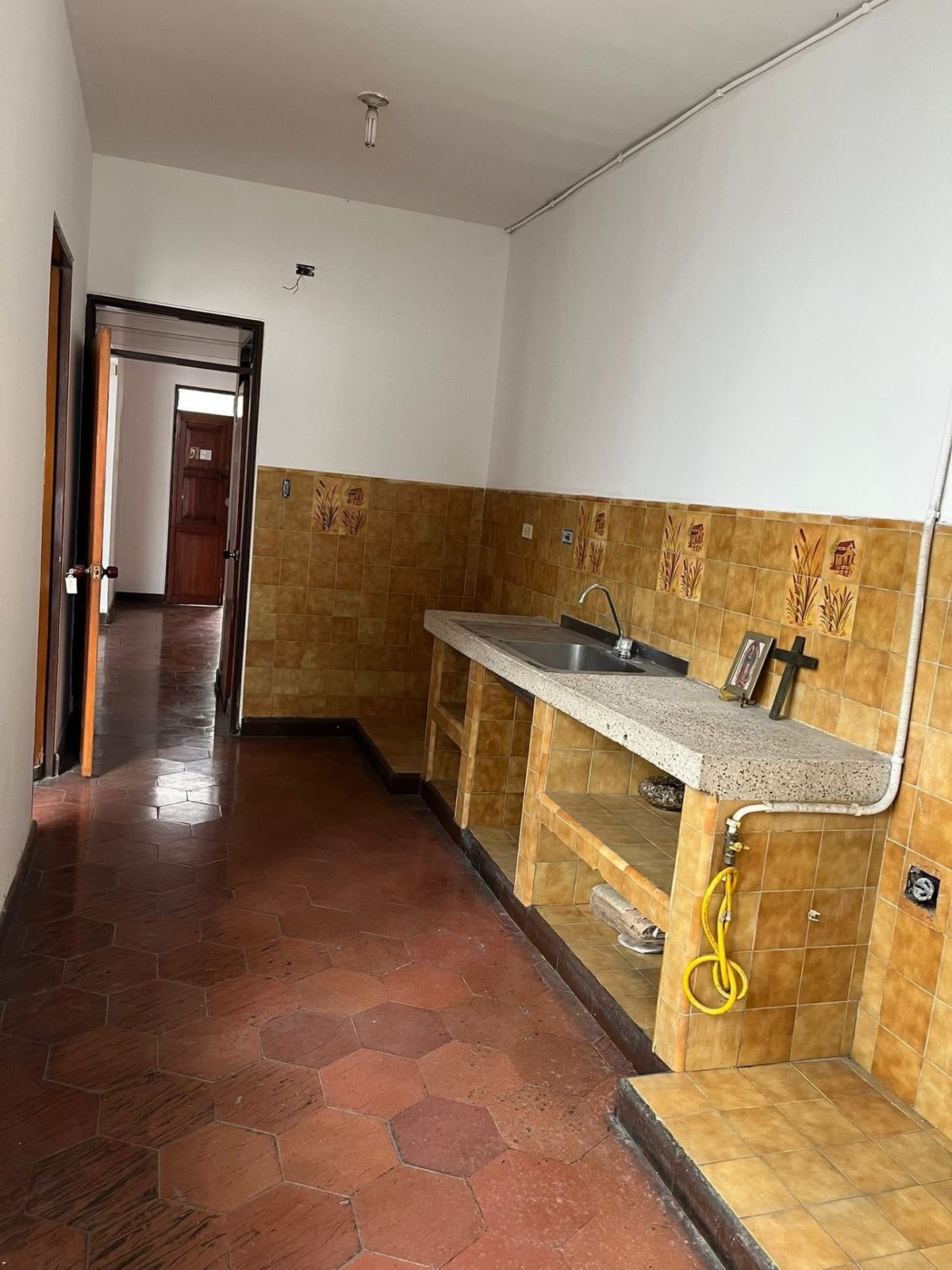 Casa-lote grande barrio las Américas  - Foto 10