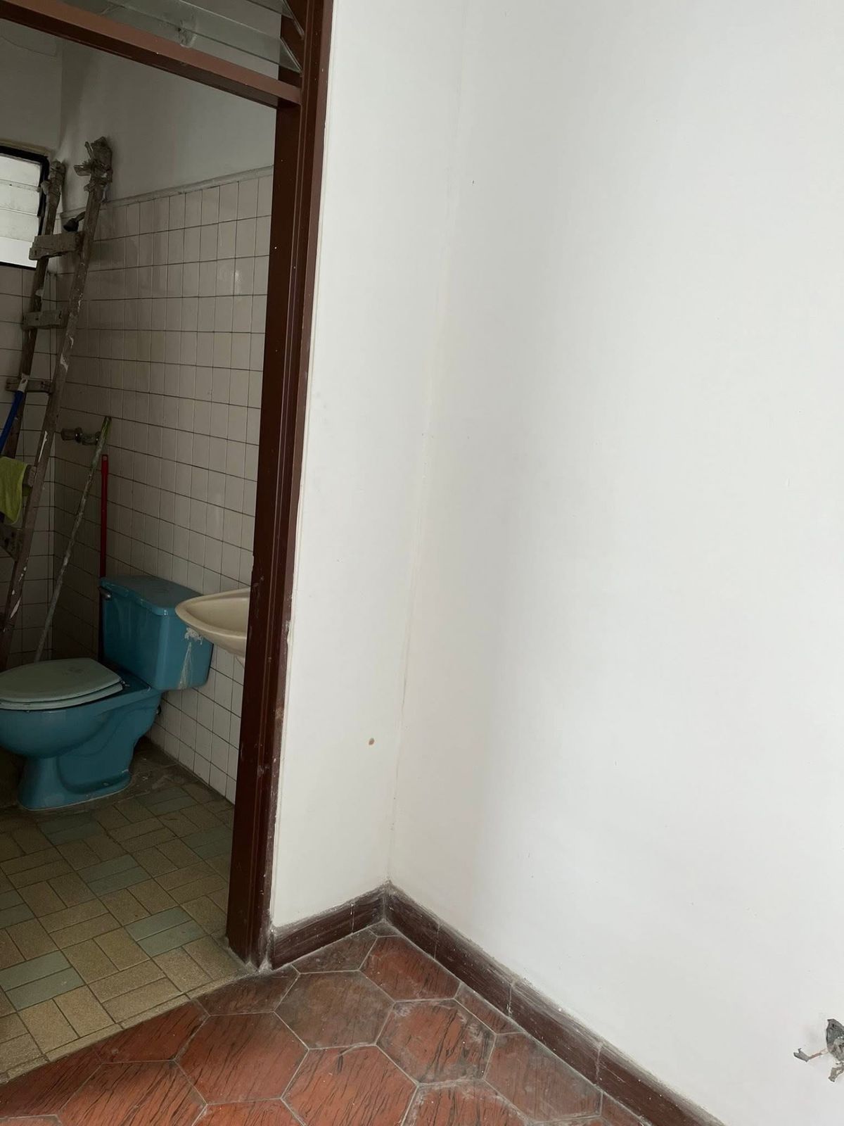 Casa-lote grande barrio las Américas  - Foto 9