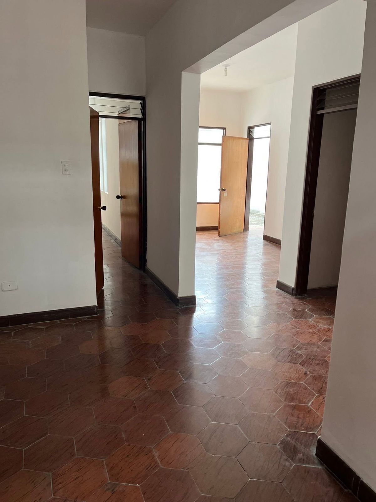 Casa-lote grande barrio las Américas  - Foto 2